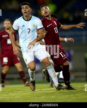 Pereira, COLOMBIA - 30 GENNAIO : Juan Francisco Brunetta dell'Argentina compete con Rommel Ibarra del Venezuela, durante una partita tra Argentina U23 e Venezuela U23 come parte di CONMEBOL Preolimpico 2020 a Estadio Hernan Ramirez Villergas il 30 gennaio 2020 a Pereira, Colombia. (Foto di MB Media/Getty Images) Foto Stock