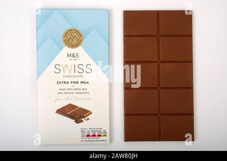 Marks e Spencer di cioccolato svizzero al latte extra fine con nocciole macinate Foto Stock