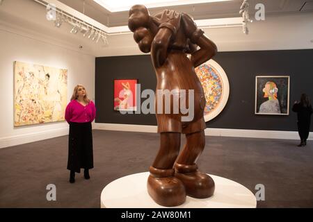 Londra, Regno Unito - 7 febbraio 2020: KAWS, IN QUESTO MOMENTO, 2013, Afromosia wood. Stima: £700,00-900,00 sarà offerto in Centemalary Art Evening Auction di Sotheby l'11 febbraio . amer ghazzal/Alamy Live News Foto Stock