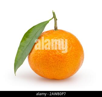 Tangerina con foglia isolata su sfondo bianco con tracciato di ritaglio Foto Stock