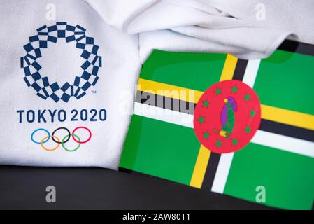 TOKYO, GIAPPONE, FEBBRAIO. 8. 2020: Dominica al gioco olimpico estivo a Tokyo 2020, bandiera nazionale, sfondo nero Foto Stock