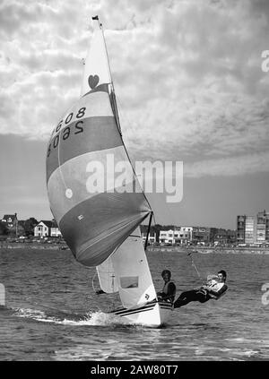 Gommone di classe cherubino 2608 'Edna Average', vincitore dei campionati nazionali Cherub del 1983, in barca a vela a Lee-on-the-Solent, Hampshire, Regno Unito. Fotografia in bianco e nero, 1983. MODELLO RILASCIATO Foto Stock
