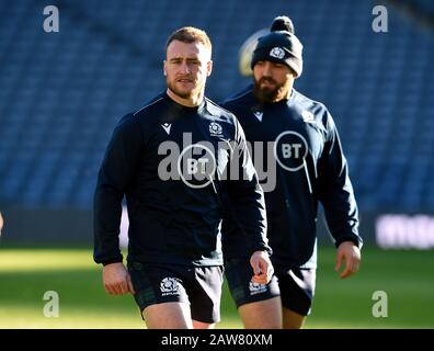 Il capitano della Scozia Stuart Hogg durante la corsa del capitano al BT Murrayfield Stadium di Edimburgo. Foto Stock