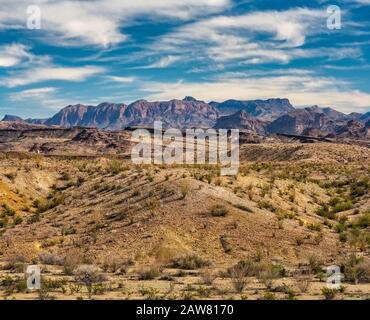 Chisos Mountains sul deserto di Chihuahuan, vista vicino a Castolon, Big Bend National Park, Texas, Stati Uniti Foto Stock