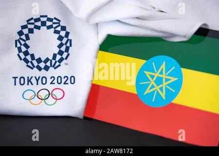 TOKYO, GIAPPONE, FEBBRAIO. 8. 2020: Etiopia al gioco olimpico estivo a Tokyo 2020, bandiera nazionale, sfondo nero Foto Stock