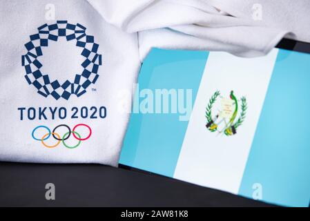 TOKYO, GIAPPONE, FEBBRAIO. 8. 2020: Guatemala al gioco olimpico estivo a Tokyo 2020, bandiera nazionale, sfondo nero Foto Stock