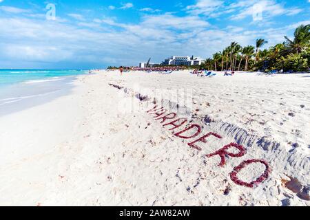 Varadero scritto su una spiaggia di sabbia come l'oceano. Varadero, Cuba. Nome della località sulla sabbia bianca fiancheggiata da alghe Foto Stock