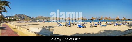 Panorama sulla spiaggia di Port de Pollenca, passeggiata con vista bikeway da parte - vista verso il porto con montagne Tramuntana e mentore peninsulare in backgroun Foto Stock