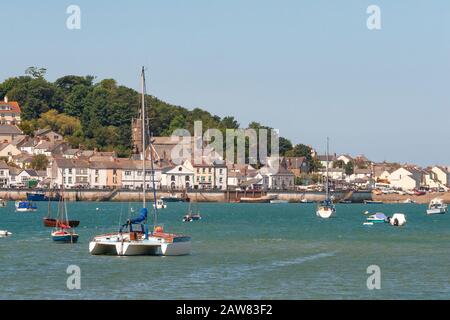 Una vista da cartolina appledore dalla riva di instow spiaggia con barche e yacht ormeggiati Foto Stock