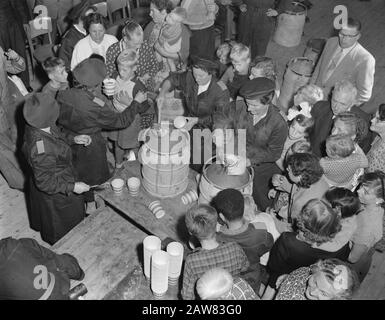 Esercizio BB [Difesa civile] Arnhem, distribuzione massiccia di cibo Data: 21 settembre 1955 posizione: Arnhem Parole Chiave: Assistenza, organizzazioni di emergenza, esercizi Foto Stock