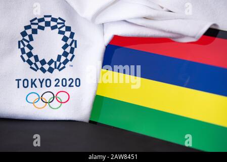 TOKYO, GIAPPONE, FEBBRAIO. 8. 2020: Mauritius al gioco olimpico estivo a Tokyo 2020, bandiera nazionale, sfondo nero Foto Stock