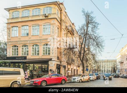 Kiev, Ucraina - 03 gennaio 2020: Passeggiata nel centro di Kiev. Frammento dell'architetto di strada Gorodetsky. Foto Stock