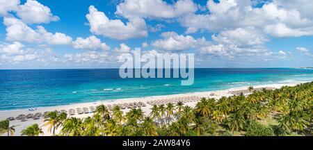 Vista dall'alto della spiaggia dei sogni dei Caraibi a Varadero Cuba con lettini e capanne di paglia. Vista panoramica della spiaggia lunga 20 km della città di resort o Foto Stock