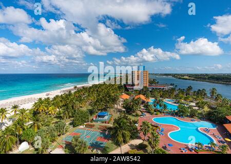 Cuba, località turistica di Varadero. Vista dall'alto. Vista panoramica sulla spiaggia lunga 20 km della località di Varadero. Foto Stock