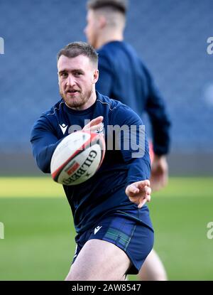 Il capitano della Scozia Stuart Hogg durante la corsa del capitano al BT Murrayfield Stadium di Edimburgo. Foto Stock