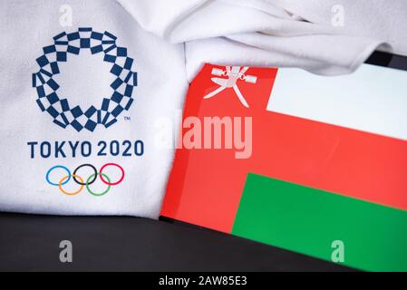 TOKYO, GIAPPONE, FEBBRAIO. 8. 2020: Oman al gioco olimpico estivo a Tokyo 2020, bandiera nazionale, sfondo nero Foto Stock