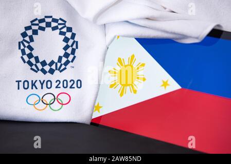 TOKYO, GIAPPONE, FEBBRAIO. 8. 2020: Filippine al gioco olimpico estivo a Tokyo 2020, bandiera nazionale, sfondo nero Foto Stock