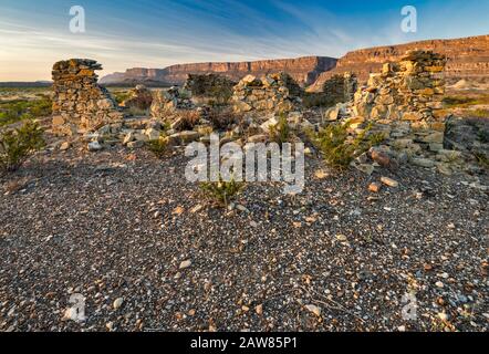 Città fantasma di Terlingua Abaja, scogliere di Sierra Ponce, canyon di Santa Elena che attraversa, in dista, deserto di Chihuahuan, Big Bend National Park, Texas, Stati Uniti Foto Stock