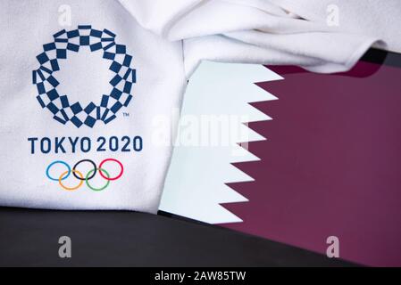 TOKYO, GIAPPONE, FEBBRAIO. 8. 2020: Qatar al gioco olimpico estivo a Tokyo 2020, bandiera nazionale, sfondo nero Foto Stock