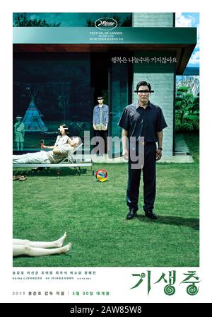 Parasite [Gisaengchung ] (2019) diretto da Bong Joon ho e con Kang-ho Song, Sun-kyun Lee e Yeo-jeong Jo. Una famiglia povera ingrata con una famiglia ricca conduce a risultati inaspettati in questo thriller sudcoreano intelligente. Foto Stock