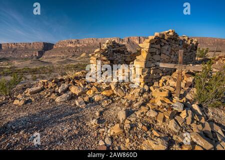 Tombe e rovine a Terlingua Abaja città fantasma, Santa Elena Canyon in distanza, Chihuahuan deserto, Big Bend National Park, Texas, Stati Uniti Foto Stock