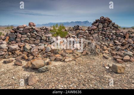 Johnson Ranch Rimane, Chisos Mountains In Lontananza, River Road, Chihuahuan Desert, Big Bend National Park, Texas, Stati Uniti Foto Stock