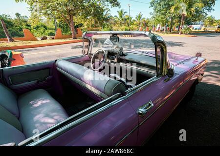 Una classica auto retrò rosa è parcheggiata sulla strada nella località turistica di Varadero. Cuba. Foto Stock