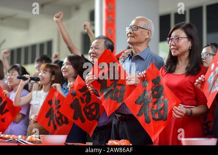 (200207) -- KAJANG, 7 febbraio 2020 (Xinhua) -- La Gente tiene il carattere cinese 'fu', che significa buona fortuna, durante un evento di calligraphy per mostrare solidarietà con la lotta della Cina contro il nuovo coronavirus a Kajang, Malesia, 7 febbraio 2020. (Xinhua/Chong Voon Chung) Foto Stock