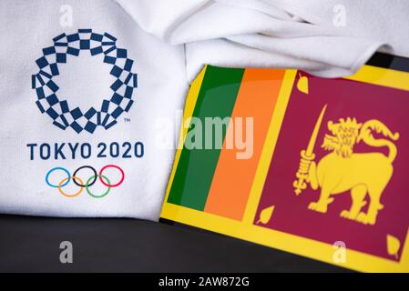 TOKYO, GIAPPONE, FEBBRAIO. 8. 2020: Sri lanka al gioco olimpico estivo a Tokyo 2020, bandiera nazionale, sfondo nero Foto Stock