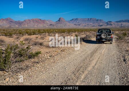 Chisos Mountains, 4WD veicolo su Black Gap Road, Chihuahuan Desert, Big Bend National Park, Texas, USA Foto Stock