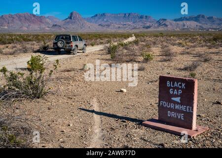 Chisos Mountains, veicolo 4x4, indicatore di direzione su Black Gap Road, Chihuahuan Desert, Big Bend National Park, Texas, Stati Uniti Foto Stock