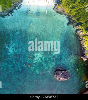 Incredibile vista aerea di Nui Beach a Koh Phi Phi Don, Isole Phi Phi, Thailandia. Foto Stock