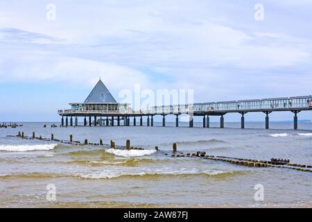 Heringsdorf, Usedom, Germania - 27 giugno 2012: Famoso molo con ristorante edificio alla sua fine. Un luogo turistico sulla spiaggia / mar baltico. Foto Stock