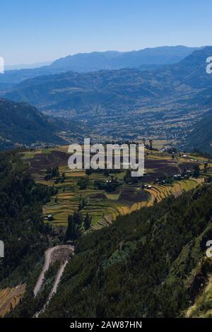 Vista sulla campagna etiope - campi e case, sulle colline Foto Stock