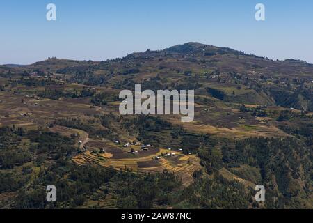 Vista sulla campagna etiope - campi e case, sulle colline Foto Stock