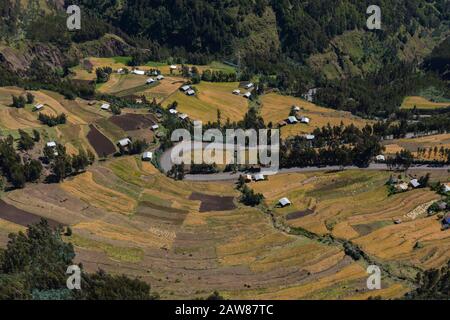 Vista sulla campagna etiope dall'alto - campi e case Foto Stock
