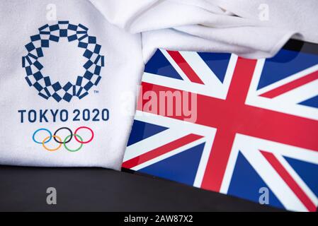 TOKYO, GIAPPONE, FEBBRAIO. 8. 2020: Regno Unito al gioco olimpico estivo a Tokyo 2020, bandiera nazionale, sfondo nero Foto Stock