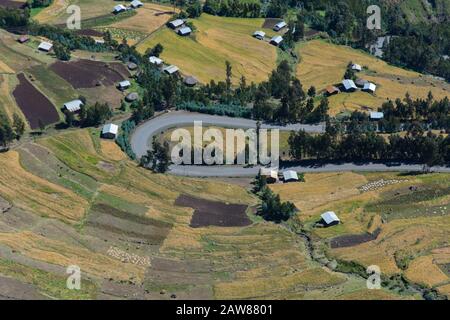 Vista sulla campagna etiope dall'alto - campi e case Foto Stock