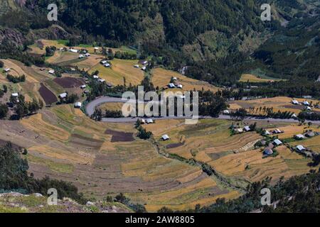 Vista sulla campagna etiope dall'alto - campi e case Foto Stock