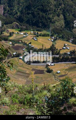 Vista sulla campagna etiope dall'alto - campi e case Foto Stock