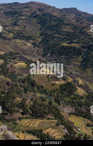 Vista sulla campagna etiope - campi e case, sulle colline Foto Stock