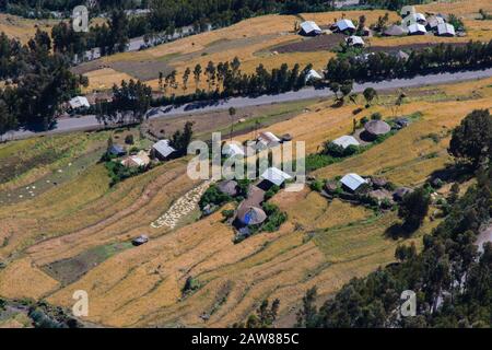 Vista sulla campagna etiope dall'alto - campi e case Foto Stock