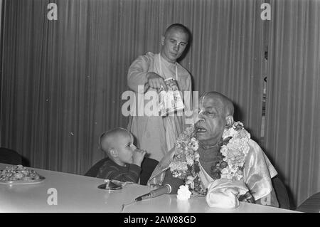 Leader del movimento Hare Krishna in aeroporto, durante la conferenza stampa Data: 28 luglio 1972 luogo: Schiphol Parole Chiave: Conferenze stampa, religioni, aeroporti Foto Stock