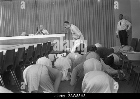 Leader del movimento Hare Krishna ai seguaci di Schiphol in preghiera Data: 28 luglio 1972 Località: Schiphol Parole Chiave: Conferenze stampa, religioni, aeroporti Foto Stock