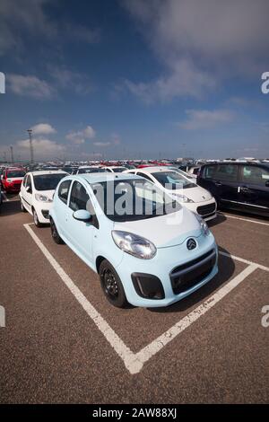 Auto nuove importate ed esportate dal porto Foto Stock