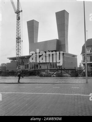 Lavori durante la costruzione del tunnel IJ ad Amsterdam condotto d'aria sul lato nord del tunnel IJ Data: 4 ottobre 1966 Località: Amsterdam, Noord-Holland Parole Chiave: Lavori di costruzione , gallerie, strada Foto Stock