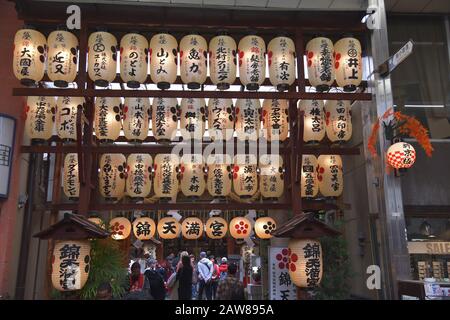 Clienti al mercato illuminato Nishiki Foto Stock