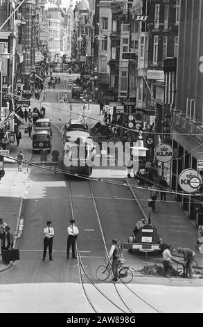 Leidsestraat ad Amsterdam chiuso al traffico (tranne i tram), vuoto Leidsestraat tram Data: 26 luglio 1971 Località: Amsterdam, Noord-Holland Parole Chiave: Tram, TRAFFICO : Mieremet, Rob / Anefo Copyright Titolare: National Archives Materiale tipo: Negativo (bianco / nero) archivio numero di inventario: Vedi accesso 2.24.01.05 Foto Stock