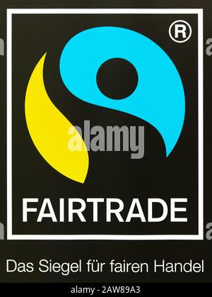 Colonia, febbraio 2020: Simbolo del logo Fairtrade tedesco alla fiera ISM Foto Stock