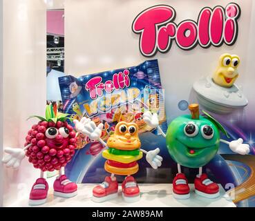 Colonia, febbraio 2020: Divertenti personaggi del marchio Trolli in mostra alla fiera ISM Foto Stock